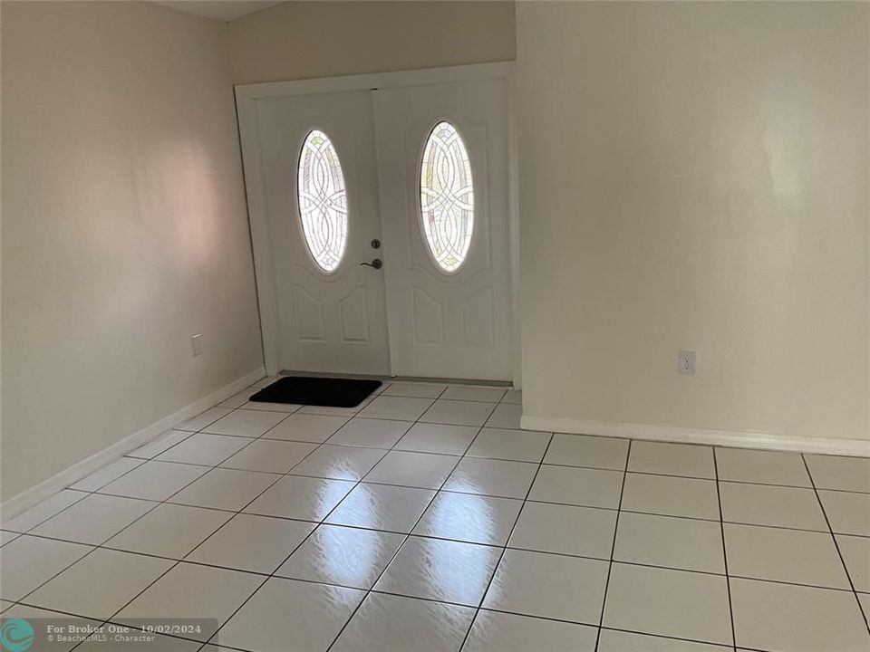 For Rent: $3,500 (3 beds, 2 baths, 1240 Square Feet)