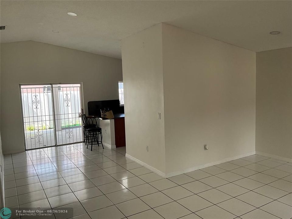 For Rent: $3,500 (3 beds, 2 baths, 1240 Square Feet)