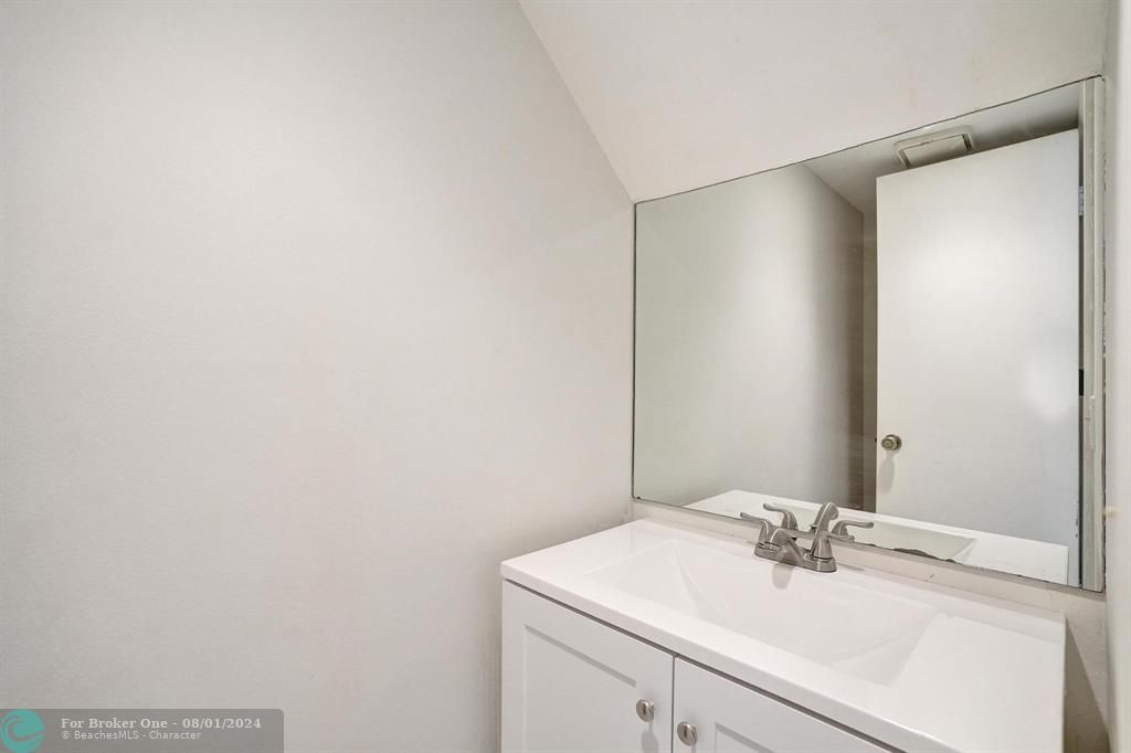 Active With Contract: $285,000 (2 beds, 2 baths, 1291 Square Feet)