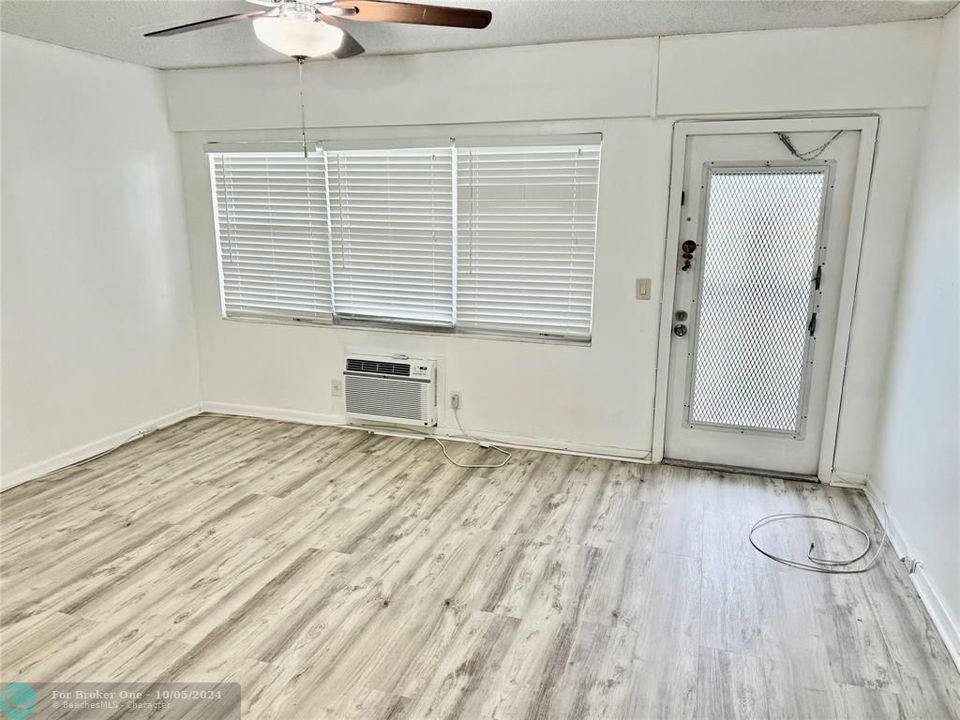 Active With Contract: $1,350 (1 beds, 1 baths, 600 Square Feet)