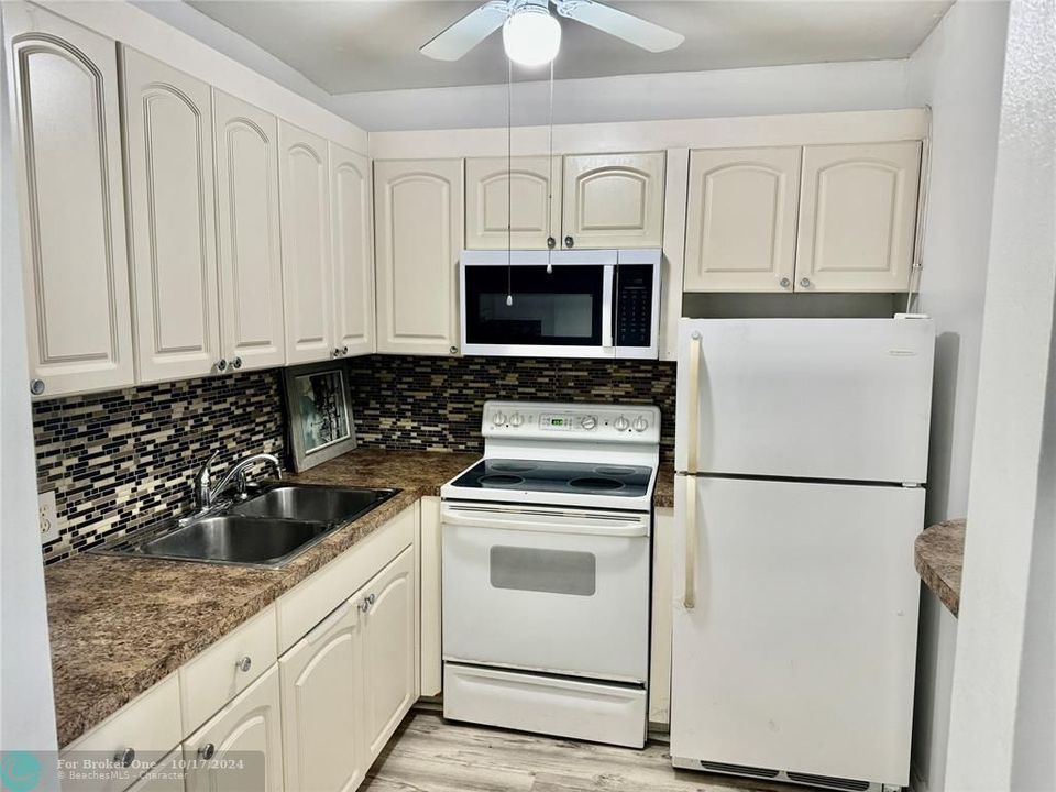 Active With Contract: $1,350 (1 beds, 1 baths, 600 Square Feet)