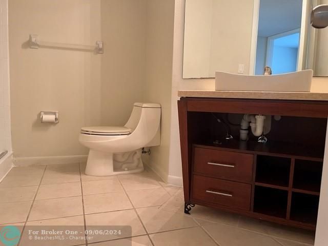 For Rent: $1,800 (2 beds, 2 baths, 964 Square Feet)