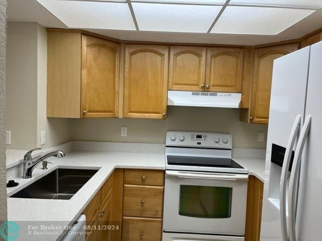 For Rent: $1,800 (2 beds, 2 baths, 964 Square Feet)