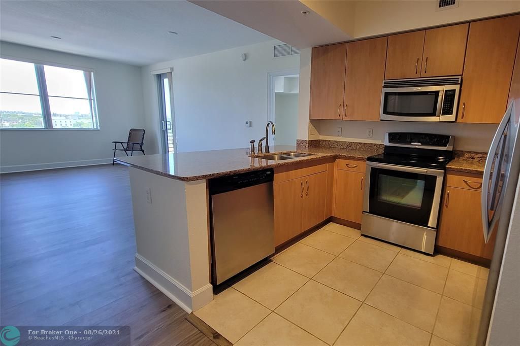 For Sale: $370,000 (2 beds, 2 baths, 1036 Square Feet)