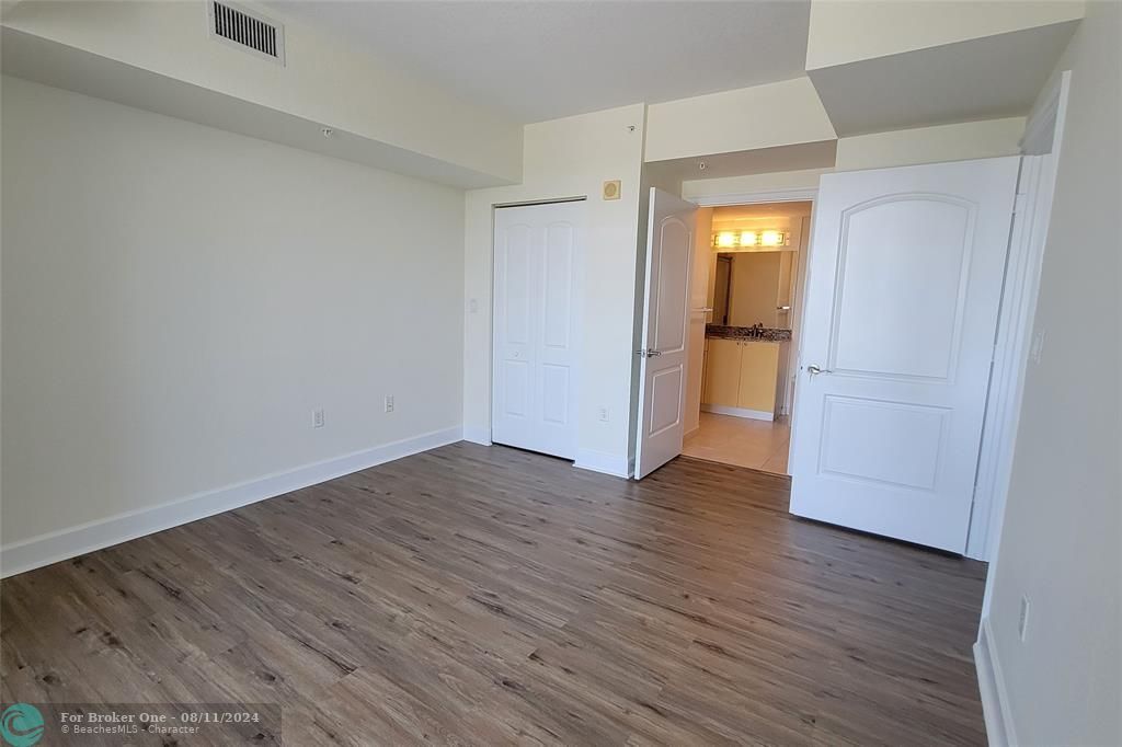 For Sale: $370,000 (2 beds, 2 baths, 1036 Square Feet)