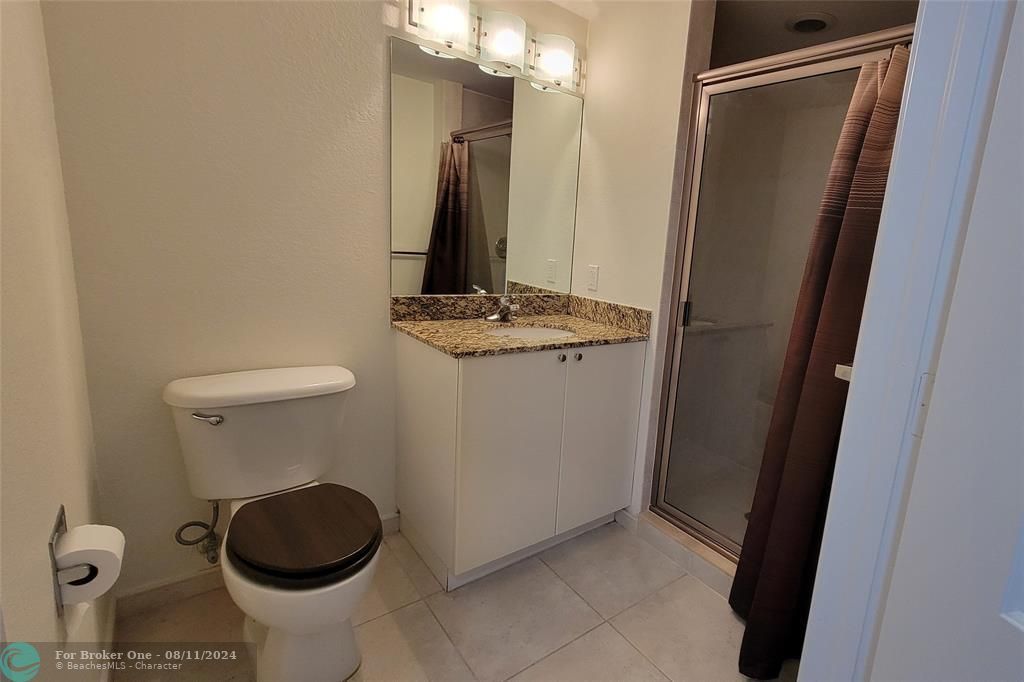 For Sale: $370,000 (2 beds, 2 baths, 1036 Square Feet)