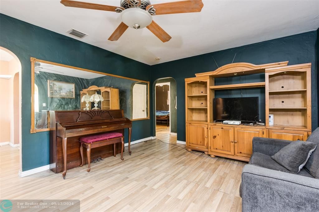 Active With Contract: $369,000 (2 beds, 1 baths, 980 Square Feet)