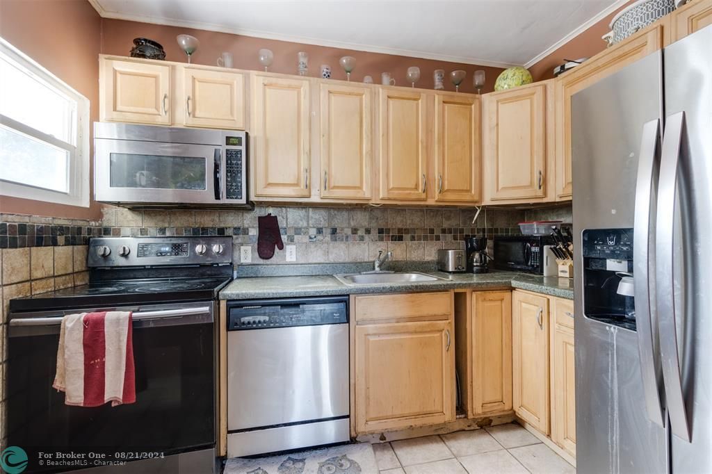 Active With Contract: $369,000 (2 beds, 1 baths, 980 Square Feet)