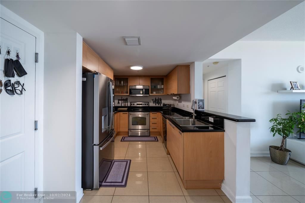 Active With Contract: $3,500 (3 beds, 2 baths, 1482 Square Feet)