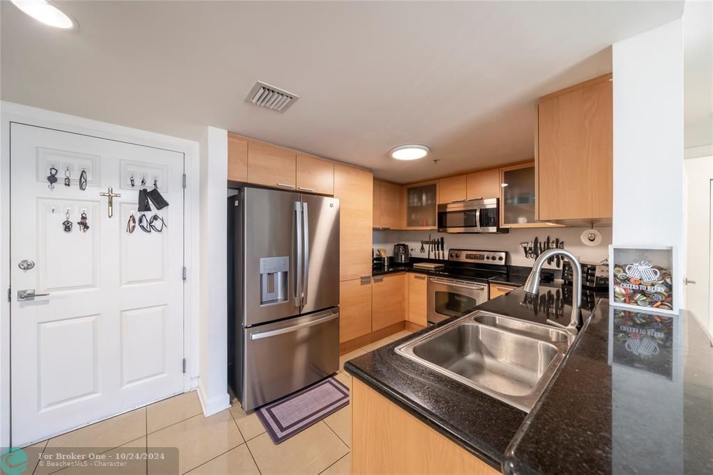 Active With Contract: $3,500 (3 beds, 2 baths, 1482 Square Feet)