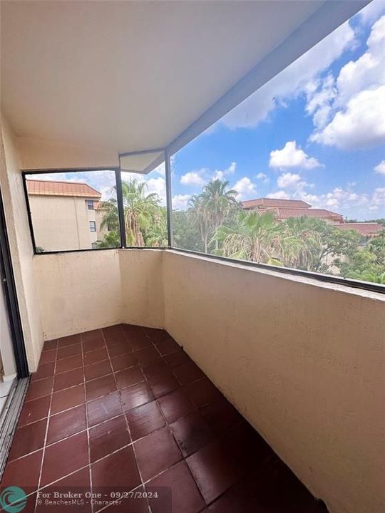 Active With Contract: $1,700 (1 beds, 1 baths, 760 Square Feet)