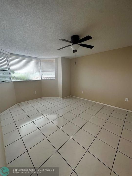 Active With Contract: $1,700 (1 beds, 1 baths, 760 Square Feet)