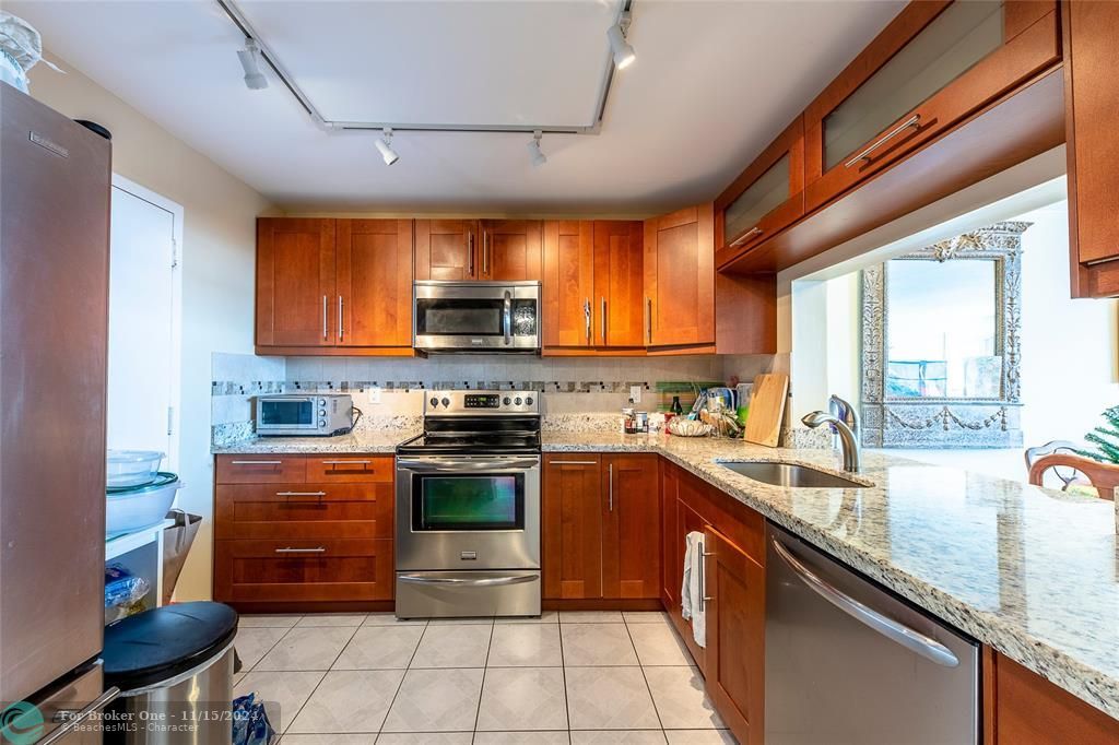 For Sale: $329,000 (1 beds, 1 baths, 1138 Square Feet)