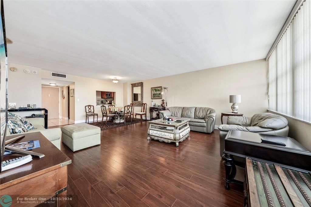 For Sale: $329,000 (1 beds, 1 baths, 1138 Square Feet)