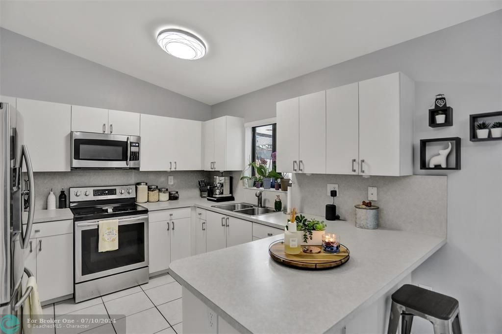 Active With Contract: $590,000 (3 beds, 2 baths, 1515 Square Feet)