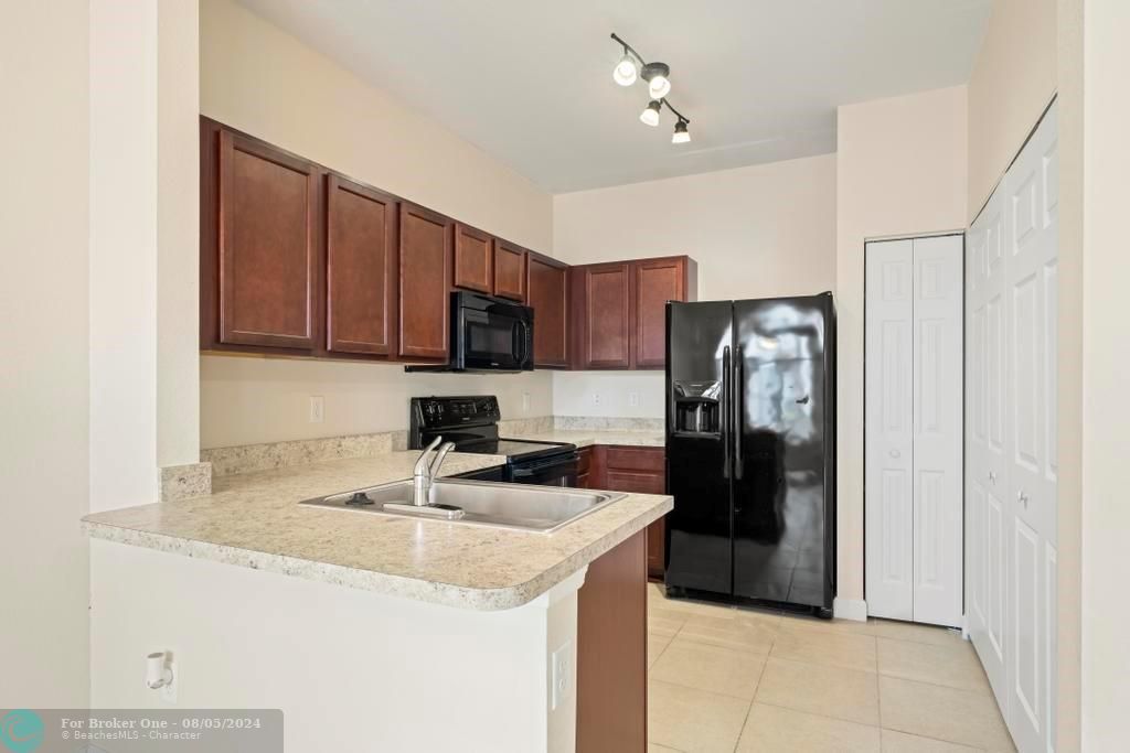 Active With Contract: $335,000 (2 beds, 2 baths, 1104 Square Feet)