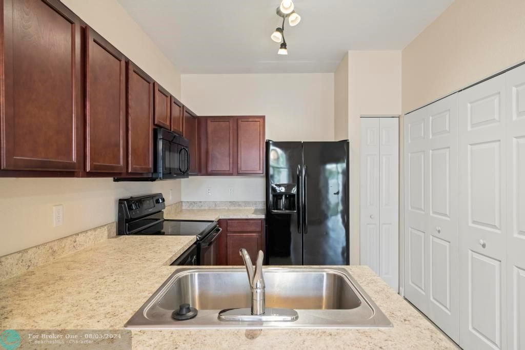 Active With Contract: $335,000 (2 beds, 2 baths, 1104 Square Feet)