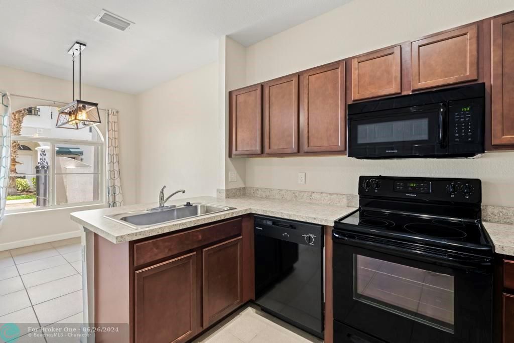 Active With Contract: $335,000 (2 beds, 2 baths, 1104 Square Feet)