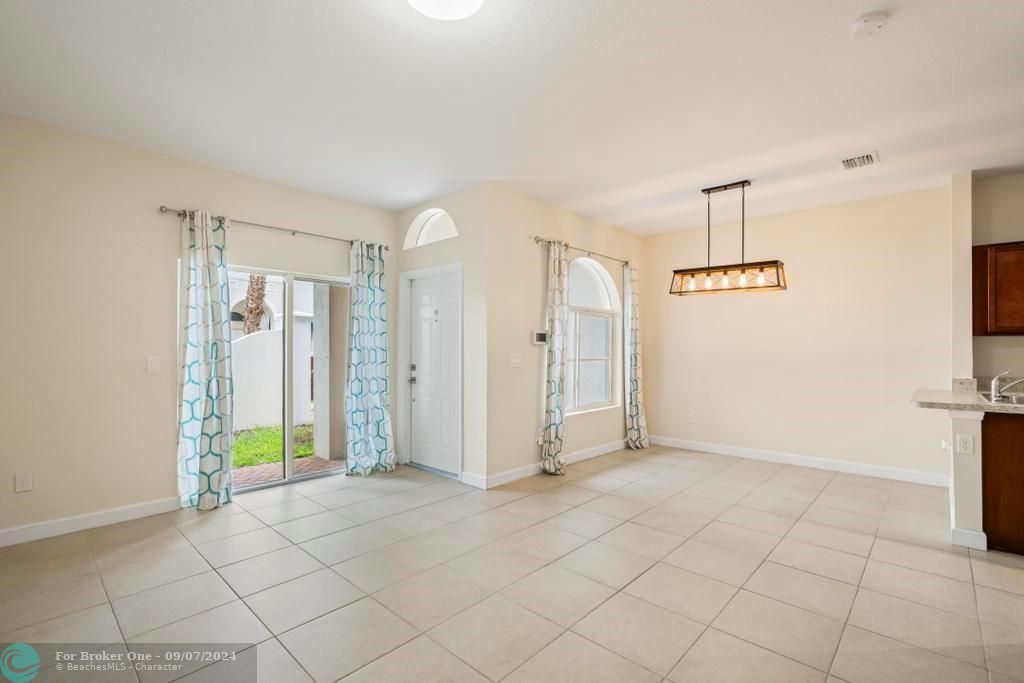 Active With Contract: $335,000 (2 beds, 2 baths, 1104 Square Feet)