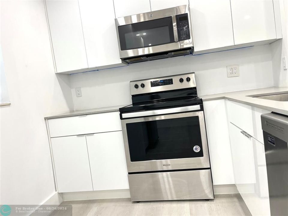 For Sale: $155,000 (2 beds, 2 baths, 883 Square Feet)