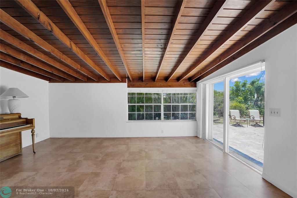 Recently Sold: $850,000 (3 beds, 2 baths, 2117 Square Feet)