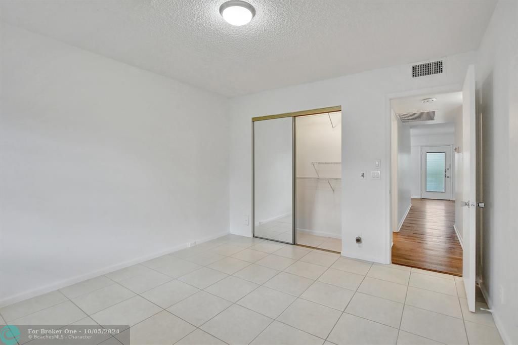 For Rent: $1,900 (2 beds, 1 baths, 953 Square Feet)