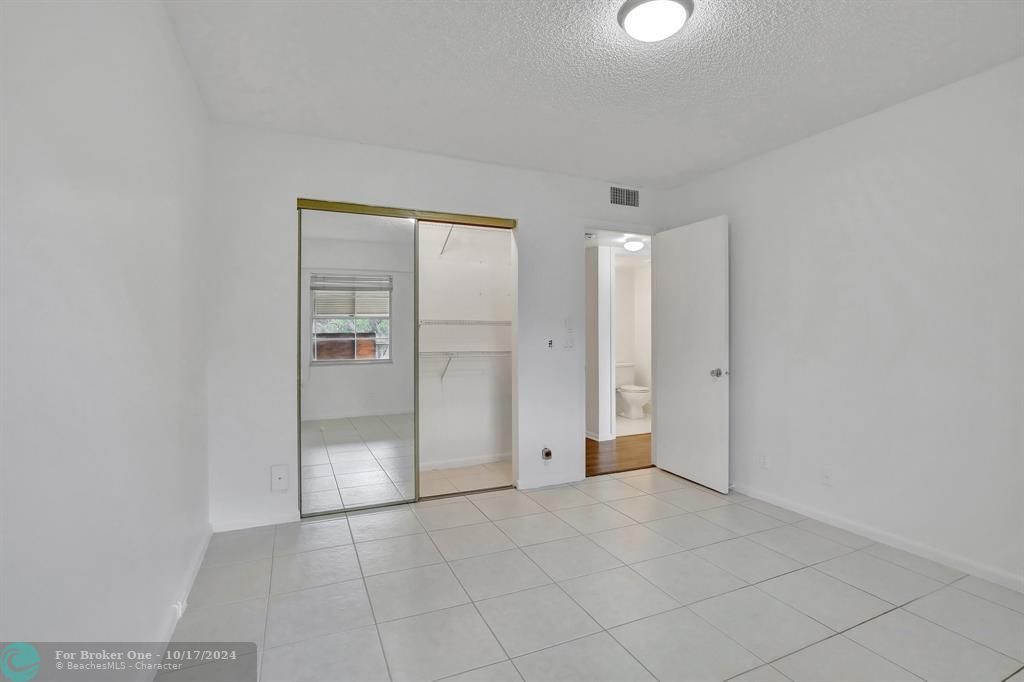 For Rent: $1,900 (2 beds, 1 baths, 953 Square Feet)