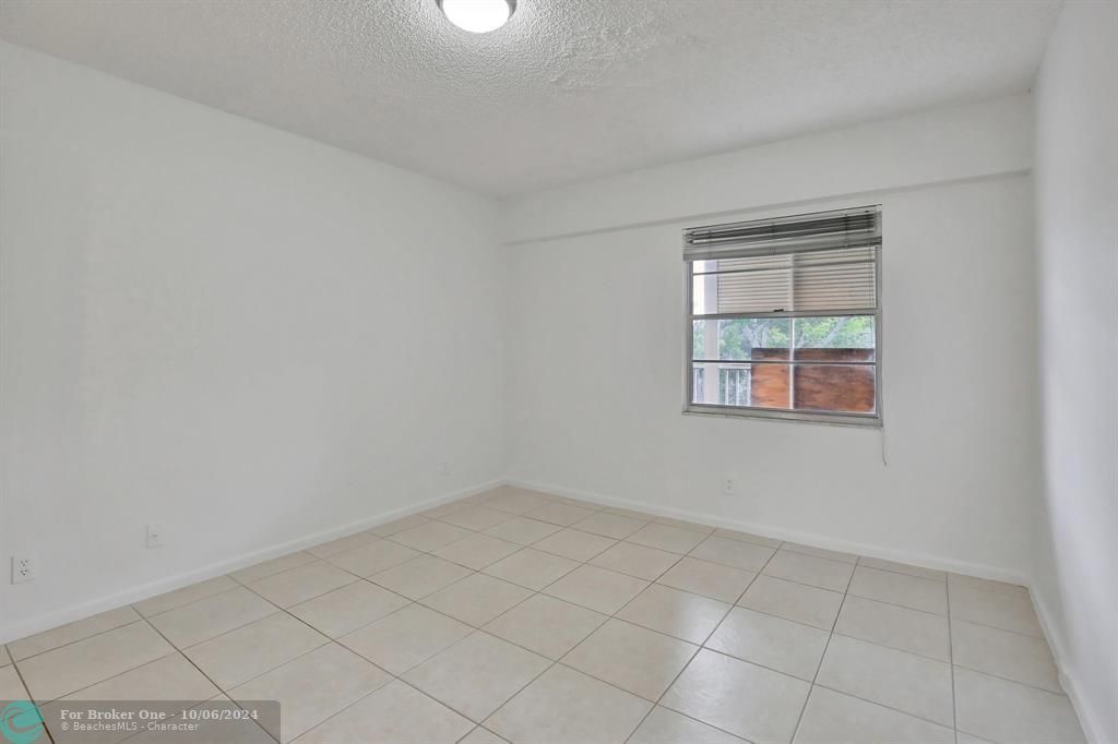 For Rent: $1,900 (2 beds, 1 baths, 953 Square Feet)