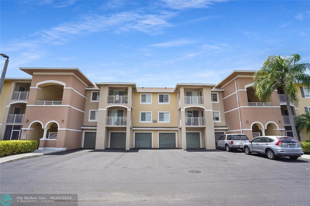 Active With Contract: $1,750 (1 beds, 1 baths, 873 Square Feet)