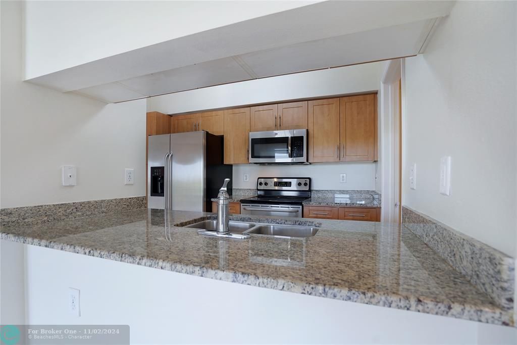 Active With Contract: $1,750 (1 beds, 1 baths, 873 Square Feet)