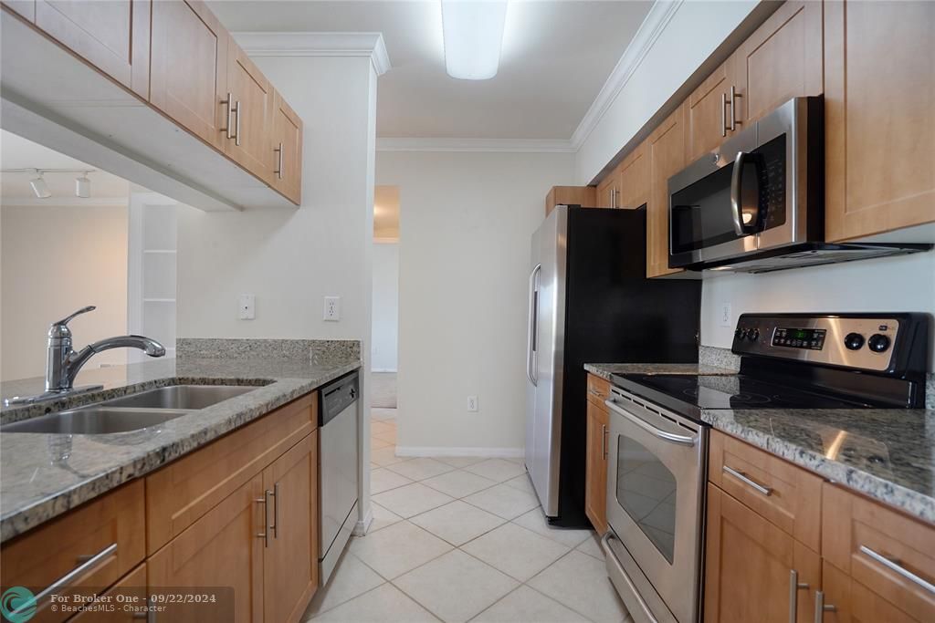 Active With Contract: $1,750 (1 beds, 1 baths, 873 Square Feet)