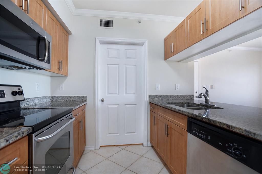 Active With Contract: $1,750 (1 beds, 1 baths, 873 Square Feet)