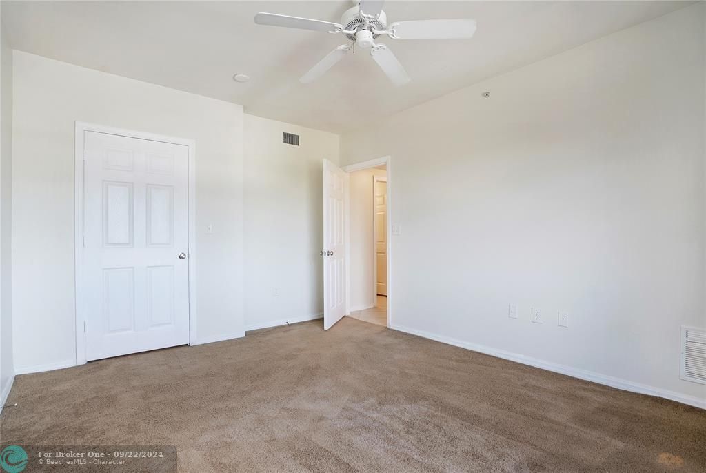 Active With Contract: $1,750 (1 beds, 1 baths, 873 Square Feet)