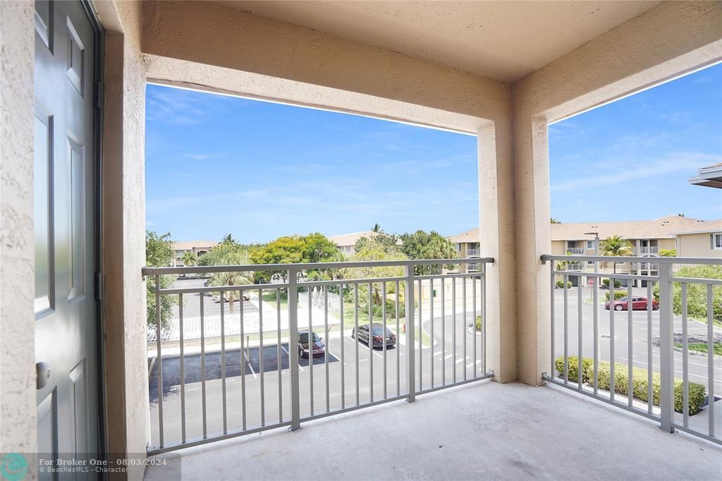 Active With Contract: $1,750 (1 beds, 1 baths, 873 Square Feet)