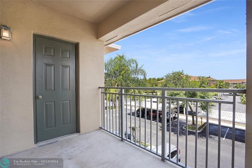 Active With Contract: $1,750 (1 beds, 1 baths, 873 Square Feet)