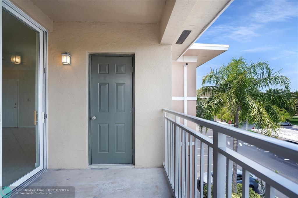 Active With Contract: $1,750 (1 beds, 1 baths, 873 Square Feet)