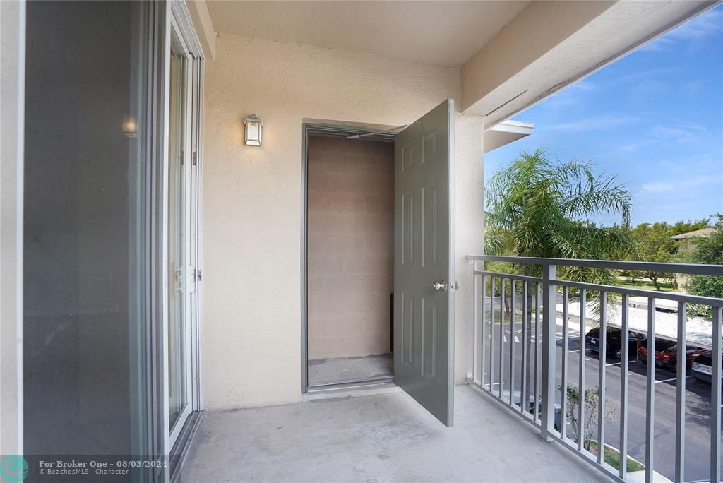 Active With Contract: $1,750 (1 beds, 1 baths, 873 Square Feet)