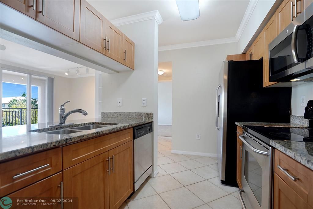 Active With Contract: $1,750 (1 beds, 1 baths, 873 Square Feet)