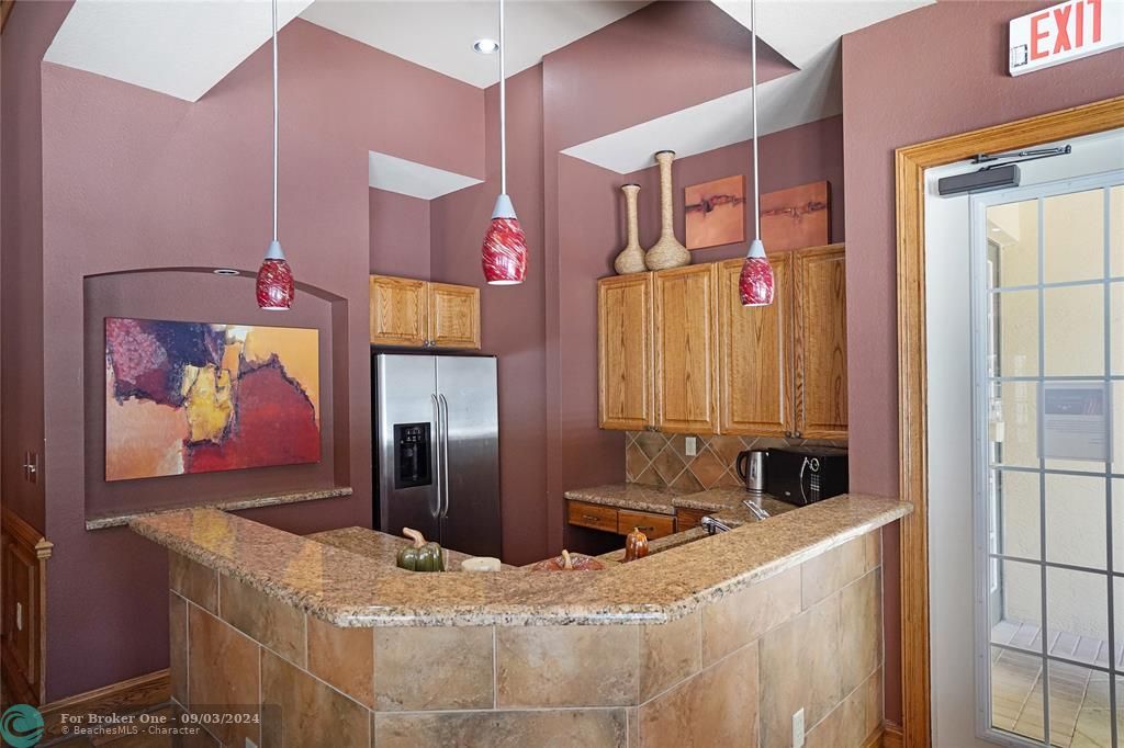 Active With Contract: $1,750 (1 beds, 1 baths, 873 Square Feet)