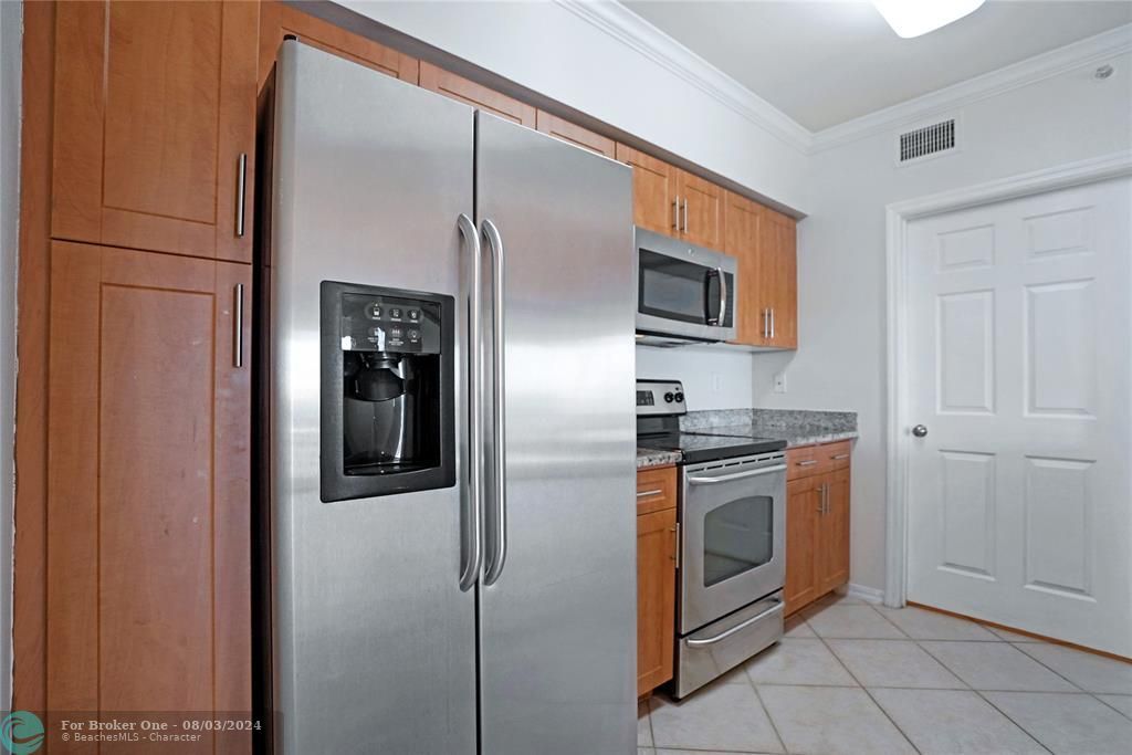 Active With Contract: $1,750 (1 beds, 1 baths, 873 Square Feet)