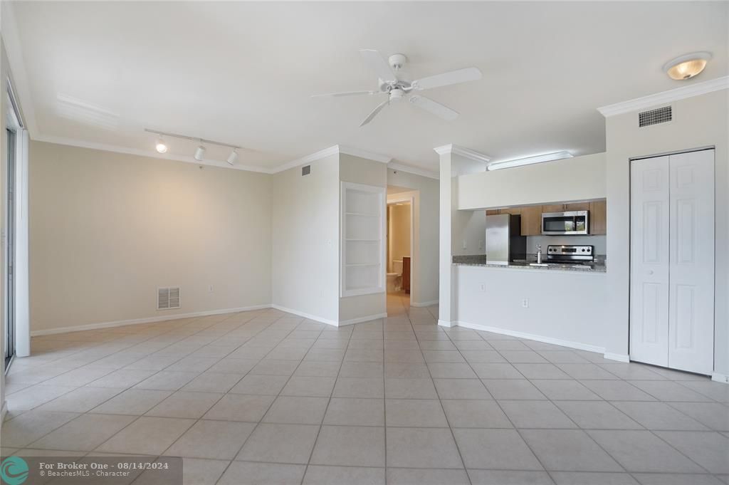 Active With Contract: $1,750 (1 beds, 1 baths, 873 Square Feet)