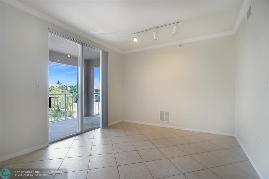 Active With Contract: $1,750 (1 beds, 1 baths, 873 Square Feet)