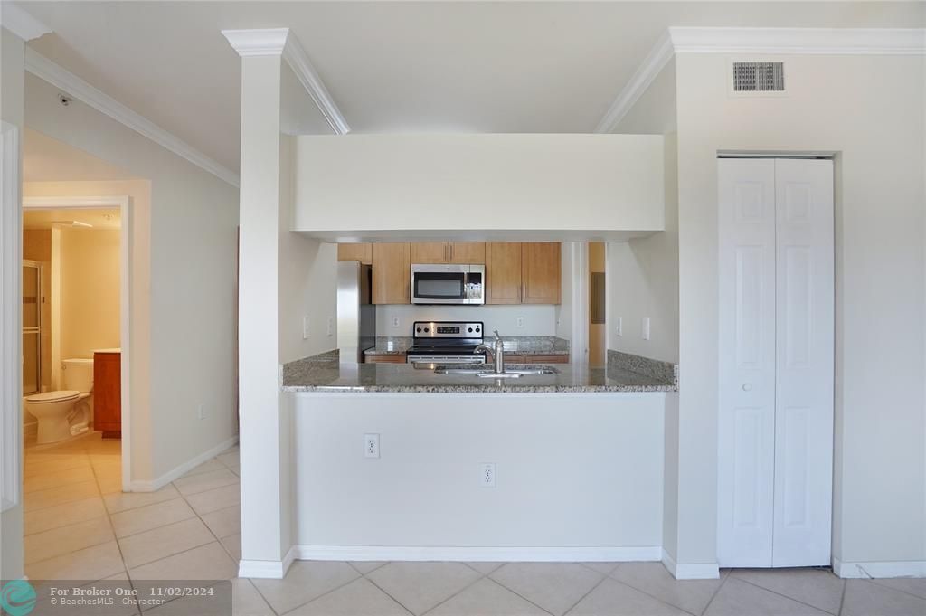 Active With Contract: $1,750 (1 beds, 1 baths, 873 Square Feet)