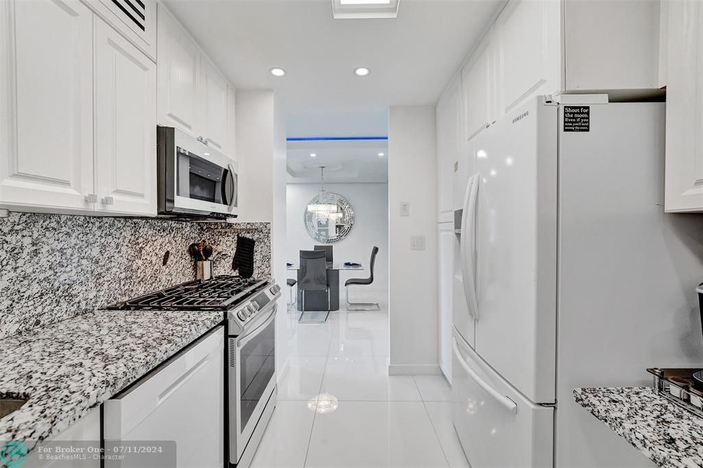 Active With Contract: $3,900 (2 beds, 2 baths, 1248 Square Feet)