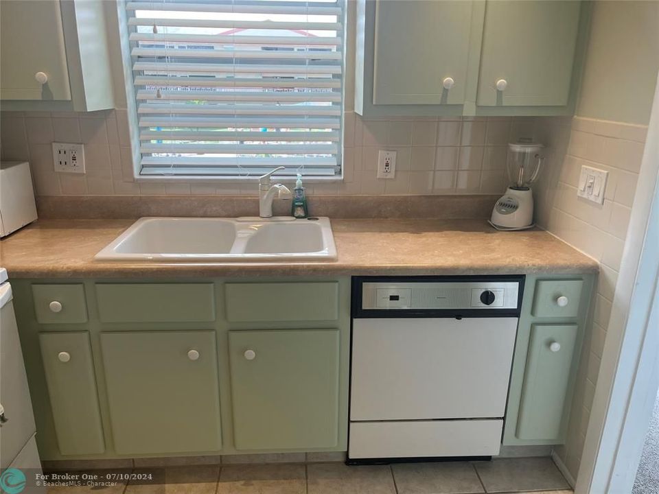 For Sale: $157,500 (2 beds, 1 baths, 880 Square Feet)