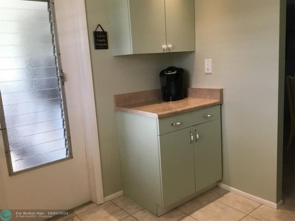 For Sale: $157,500 (2 beds, 1 baths, 880 Square Feet)