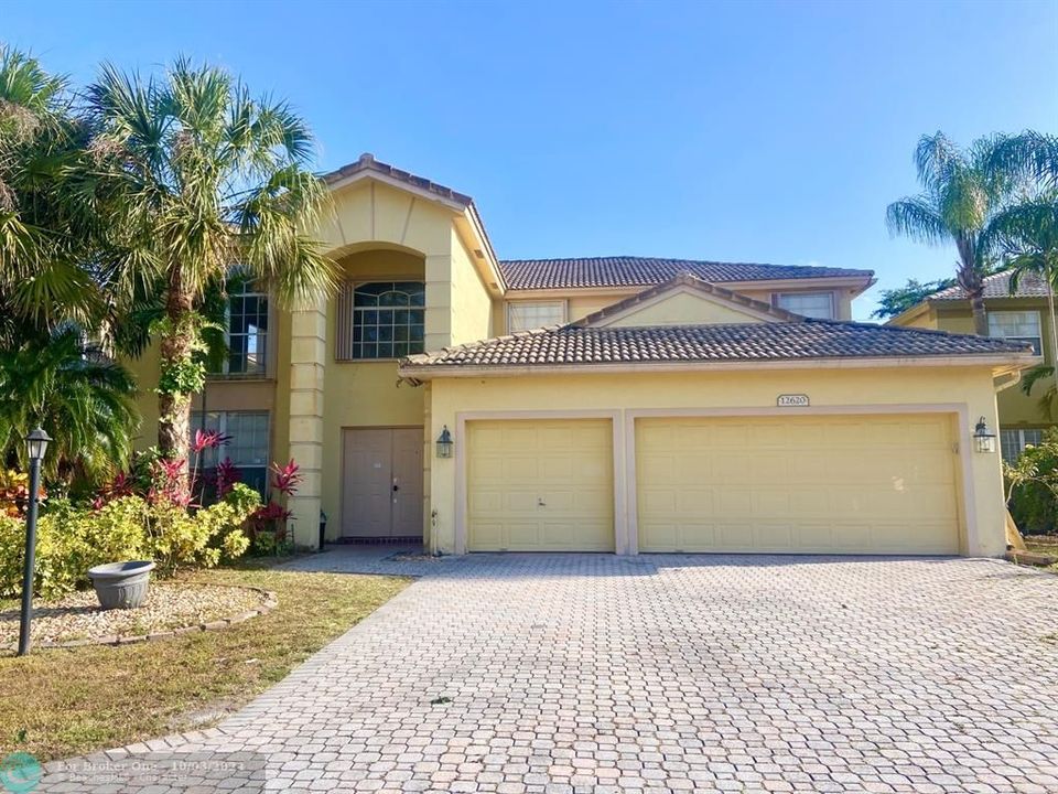 For Sale: $910,000 (4 beds, 3 baths, 3252 Square Feet)