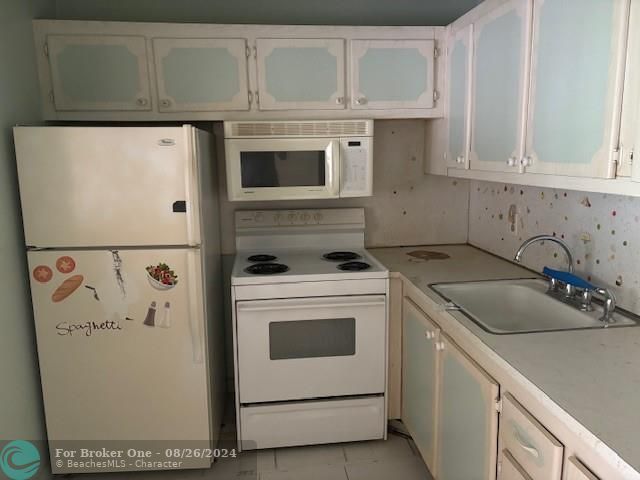 For Sale: $59,900 (1 beds, 1 baths, 645 Square Feet)