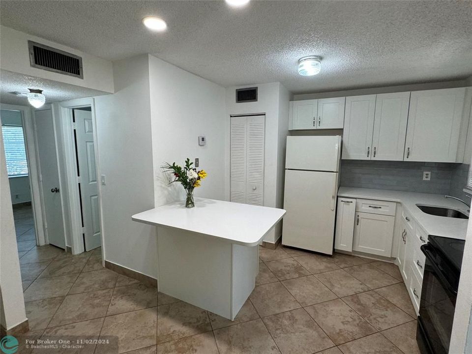 Active With Contract: $1,725 (2 beds, 1 baths, 630 Square Feet)