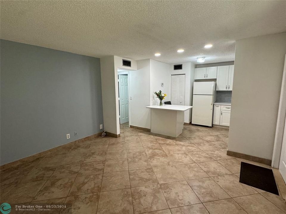 Active With Contract: $1,725 (2 beds, 1 baths, 630 Square Feet)